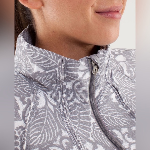 Lululemon Run: Travel To Track Jacket in Beachy Floral White Fossil Size 8 - Picture 3 of 9
